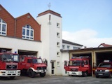 Fahrzeuge vom L�schzug Peckelsheim.
